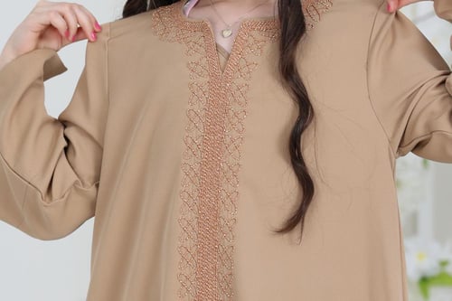 جلابية كريب ( بناتي ) بتطريز كمبيوتر على الصدر