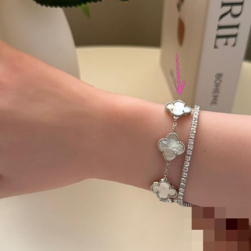 Van Cleef bracelet five flowers white, small silve...