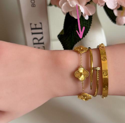 Van Cleef bracelet with five golden flowers Master