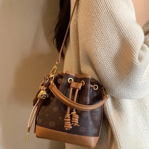 Elegant women's bag with geometric design