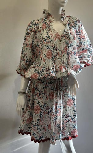 فستان نسائي