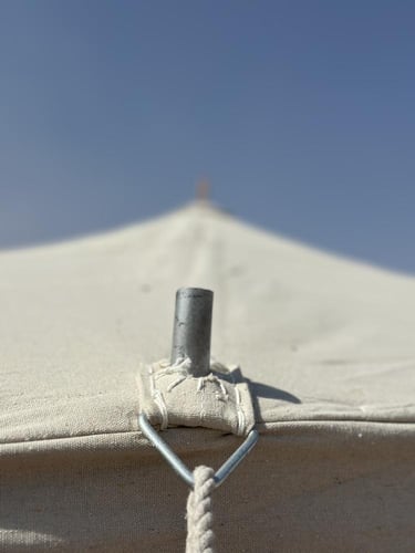 خيمة باكستانية ابيض مخطط واجهه شفاف