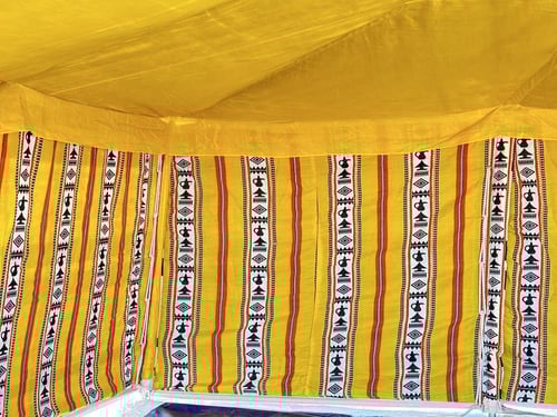 خيمة باكستانية ابيض مخطط واجهه شفاف