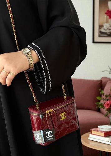 حقيبة نسائية أنيقة باللون الخمري اللامع – تصميم مس...