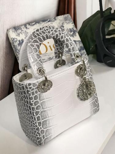 شنطة ديور ابيض