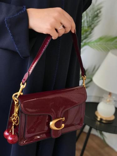 شنط كوتش برغندي لمعه مع الميداليه