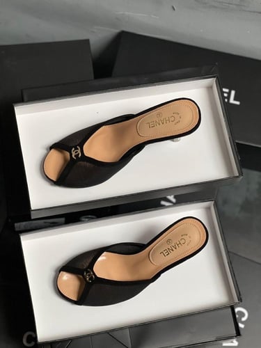 كعب شانيل اسود مع دست باق