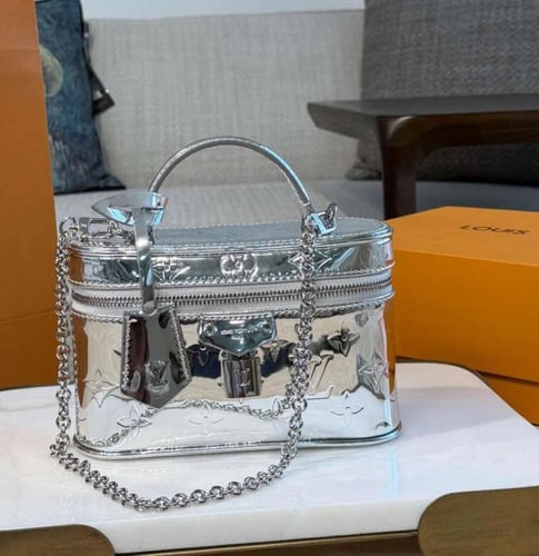 شنطه لويس فيتون ماستر فضي