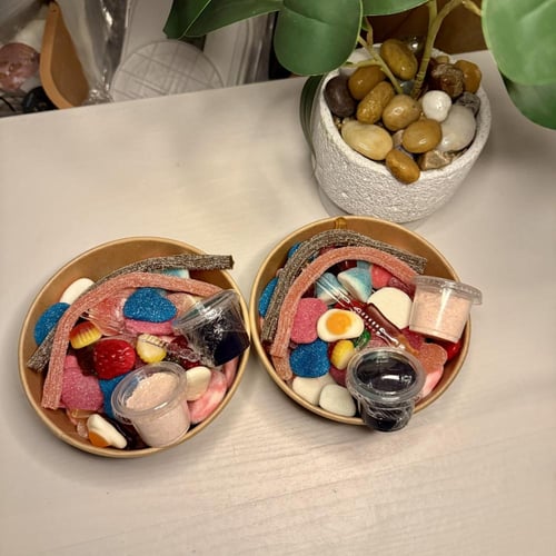 علبتين كاندي مع صوصات وبودره