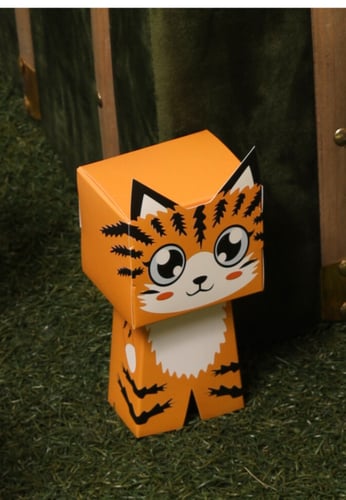 علبة كرتونية بتصميم النمر البرتقالي