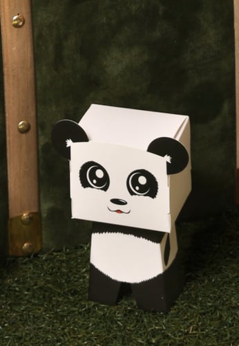 علبة كرتونية بتصميم دب الباندا
