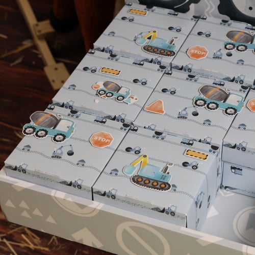 علبة هدايا بتصميم الشاحنة