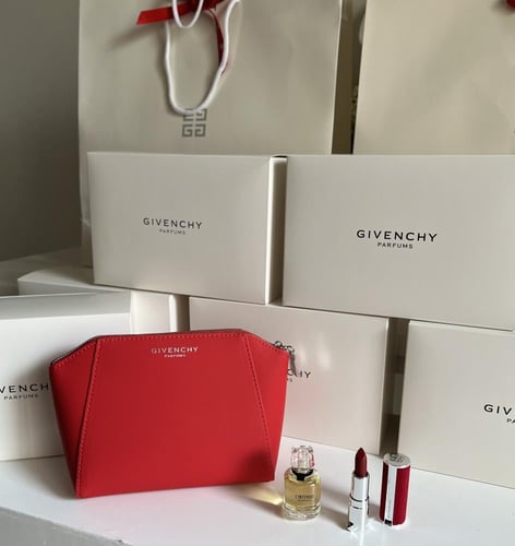 شنطة جفنشي مع عطر و روج وكيس