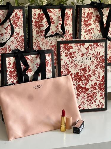 طقم قوتشي يحتوي على شنطة مع بوكس وروج درجة ٢٥ مع ك...