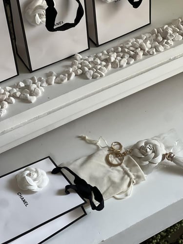 ميدالية شانيل مع كيس شانيل