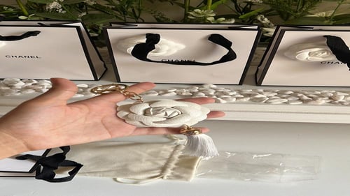 ميدالية شانيل مع كيس شانيل