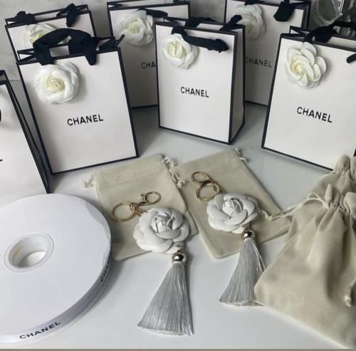 ميدالية شانيل مع كيس شانيل