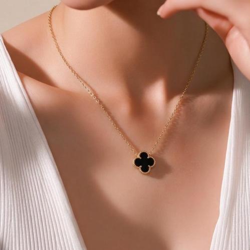 عقد ذهب عيار 18