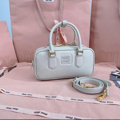حقيبة miumiu
