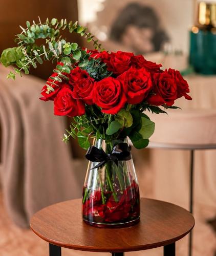 ورد أحمر في مزهرية خضراء كلاسيكية/Red Roses in Cla...