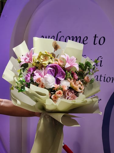 Classic Mixed Flowers Arrangement/تنسيق زهور مشكّل...