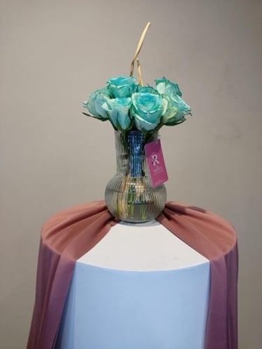 Blue Rose Small Vase/ورد أزرق في مزهرية صغيرة