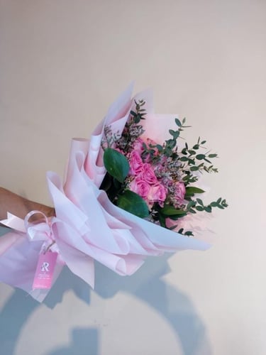 باقة ورد وردي بلمسات خضراء/Pink Bouquet with Fresh...