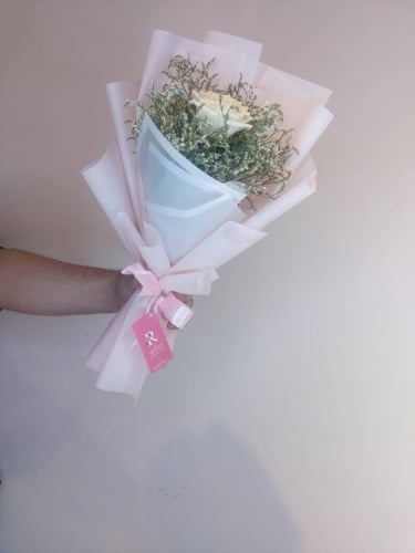 Single White Bloom/زهرة بيضاء مفردة