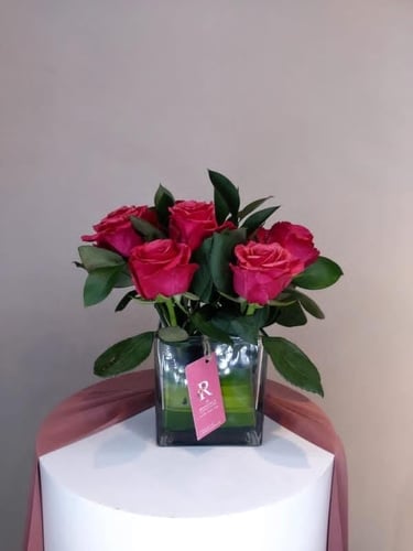 Dark Pink Vase Arrangement/تنسيق ورد وردي داكن في...