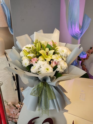 Romantic Floral Arrangement/تنسيق زهور رومانسي