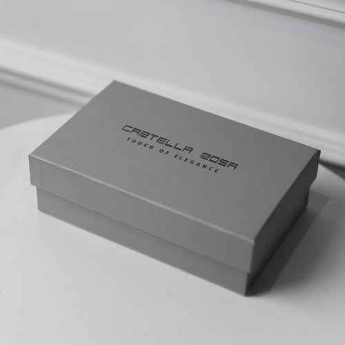 محفظة نسائية بألوان مختلفة