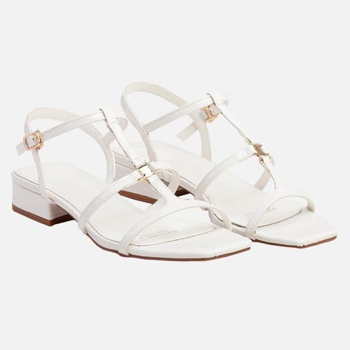 طقم كاجوال باللون الأبيض