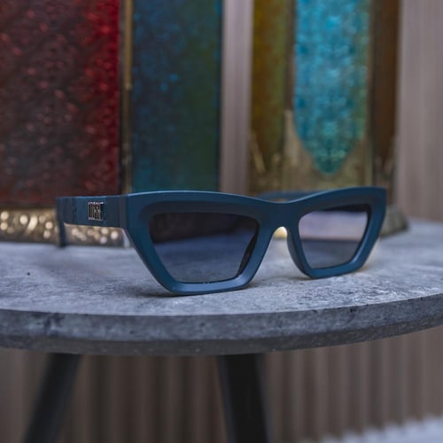 نظارة شمسية باللون التركوازي