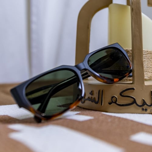 نظارة شمسية باللون الأسود
