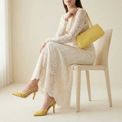 طقم كاجوال باللون الأصفر