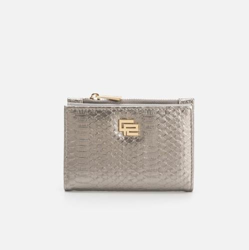 محفظة نسائية بألوان مختلفة