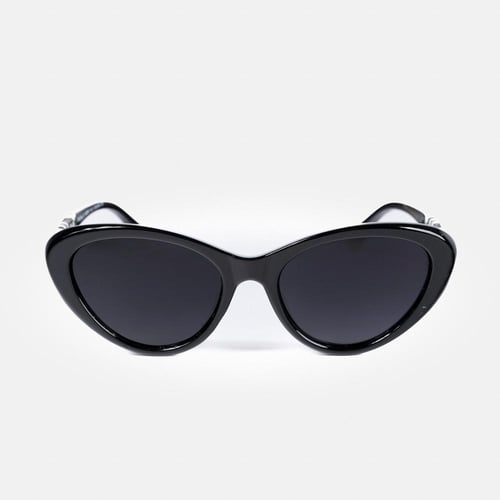 نظارة باللون الأسود