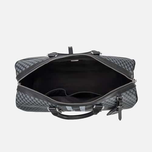 شنطة سفر بألوان مختلفة