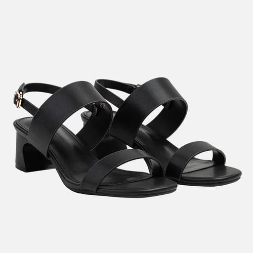 طقم كاجوال باللون الأسود