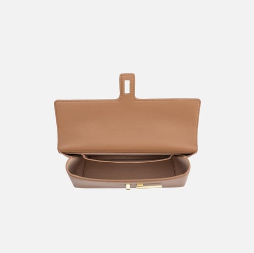 شنطة يد كلاسيك بألوان مختلفة