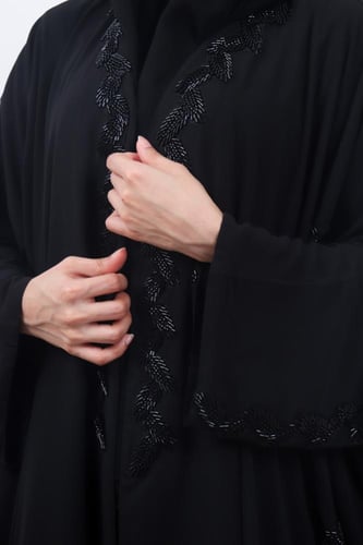 عبايه مطرزه اسود