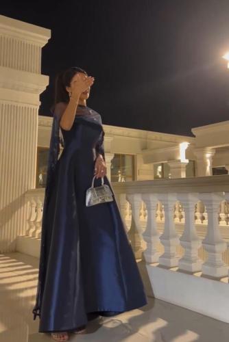 فستان سهرة ساتان بقصة واسعة ولمعة ناعمة