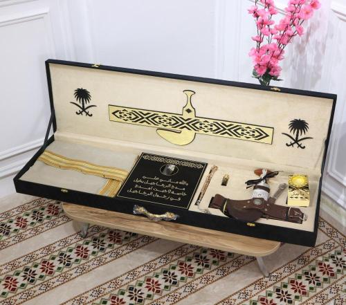 هدايابالاسم رجاليه بشت وخنجر بتصميم حسب الطلب