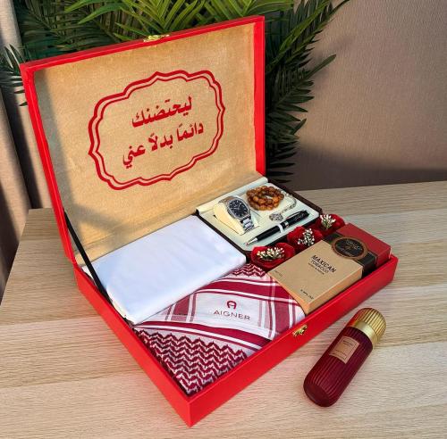 طقم رجالي هدايا المناسبات مع عبارة اهداء