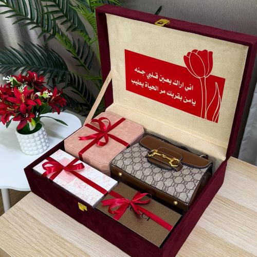 طقم شنطه نسائي مع ساعه واكسسوارات وعبارة اهداء