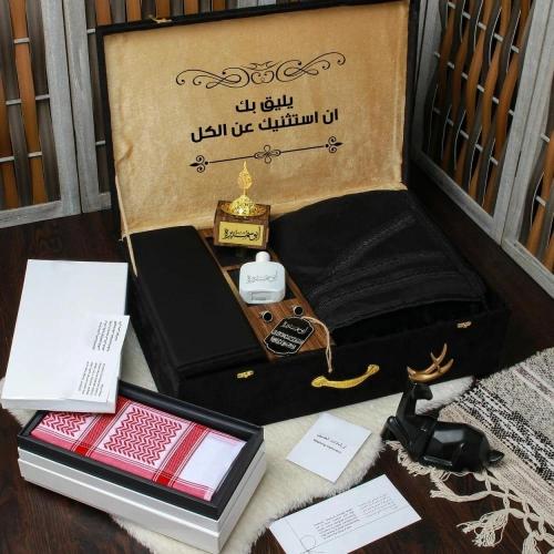طقم هدايا رجالي فرو وقماش شتوي وشماغ اهدي من تحب ف...