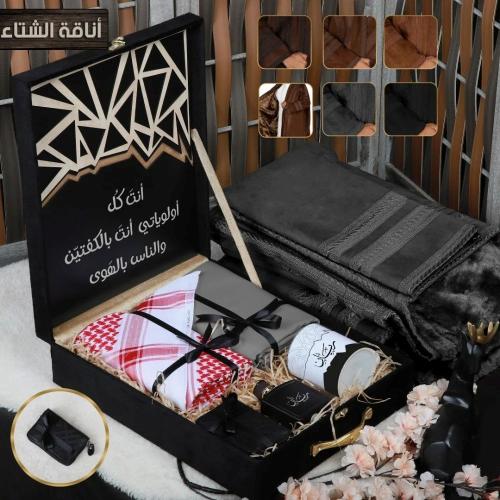 بوكس رجالي شتوي قماش وشماغ وفرو بعبارة اهداء تصميم...