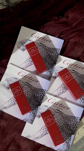 توزيعات ميني عطور كارتييه مع ستاند