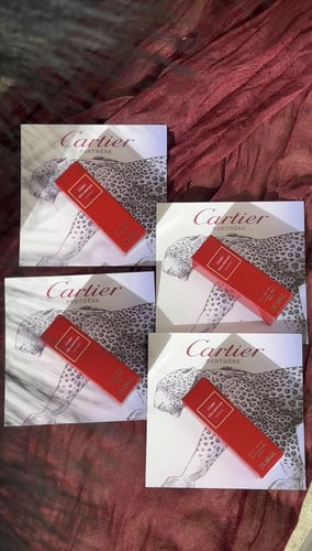 توزيعات ميني عطور كارتييه مع ستاند