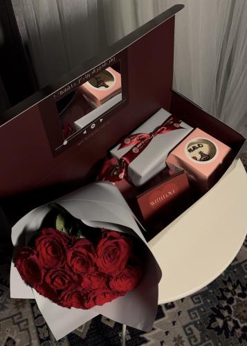 هديةرجالية / نظارة رجالية مع كيك و ورد